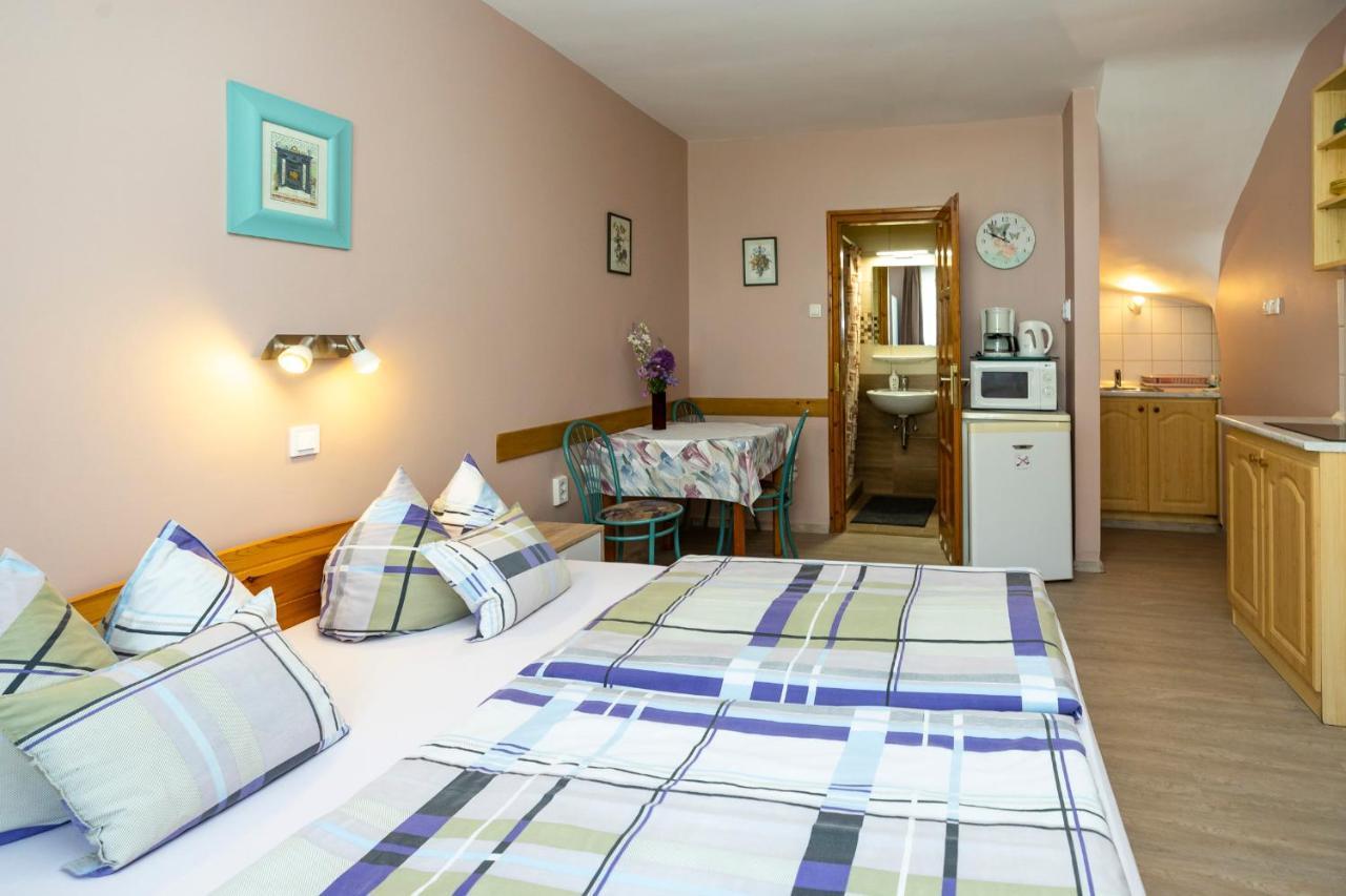 Cecey Apartman Еґер Екстер'єр фото